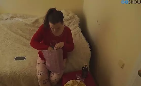 Natural Amateur Gets Pleasure with Black Vibrator
